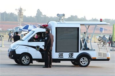 國慶節(jié)將至，昨日，天安門廣場增設(shè)新型巡邏車。該車配有遠射燈、顯示大屏、車頂攝像頭等設(shè)備。圖/CFP