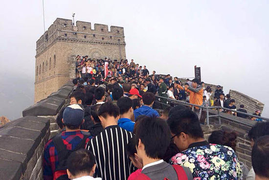 北京八達(dá)嶺長(zhǎng)城，游客在長(zhǎng)城上艱難移動(dòng)。