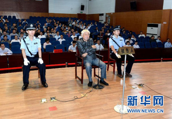 9月29日，方廣云在庭審現(xiàn)場(chǎng)。當(dāng)日，“合肥房叔”腐敗窩案核心人物方廣云在安徽省廬江縣出庭受審。 新華社記者 郭晨 攝