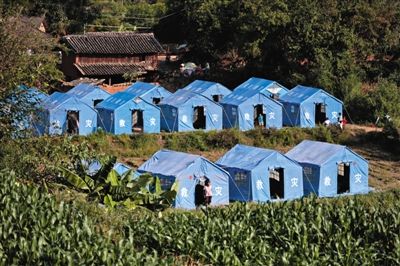 　昨日，云南省景谷縣永平鎮(zhèn)芒費村地震中70受損戶，部分村民安置在帳篷里。