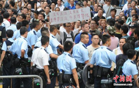 10月22日，有反對“占中”的市民前往旺角的非法占領區(qū)展示橫額，支持香港警隊。中新社發(fā) 譚達明 攝