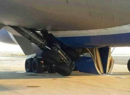 圖說：波音747貨機(jī)起落架發(fā)生故障。圖片來源：新浪微博網(wǎng)友圖（請私信“新民晚報(bào)新民網(wǎng)”以奉稿酬）