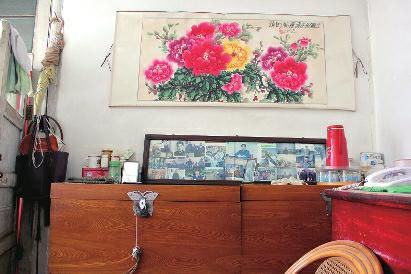 　陳會英將兒女的照片都裱起來，裝在一個(gè)大相框里，放在箱子上經(jīng)常看，其中最多的就是劉金國的照片。