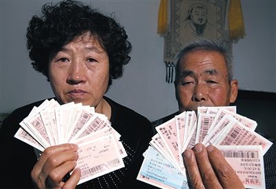 尚愛云夫婦展示上訪留下的車票,這些只是一部分。