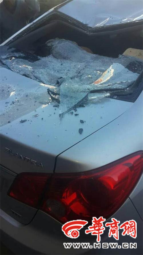 事發(fā)現(xiàn)場一輛伊蘭特轎車后擋風(fēng)玻璃破碎，車頂被砸出坑。記者 祁銘 攝
