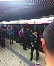 昨日18時(shí)57分，北京地鐵5號(hào)線惠新西街南口一女子遭遇不幸。昨晚9時(shí)記者在中日友好醫(yī)院發(fā)現(xiàn)女子已不幸身亡，女子遇險(xiǎn)是被夾在安全門和地鐵門中間，列車啟動(dòng)后掉下站臺(tái)。
