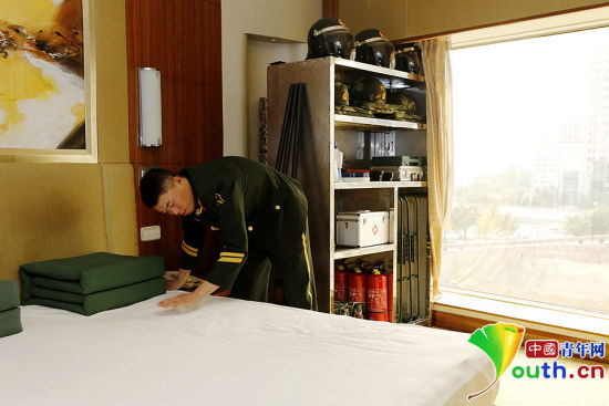 　11月7日，一名武警官兵在APEC駐地中國大飯店的房間內(nèi)整理內(nèi)務(wù)。