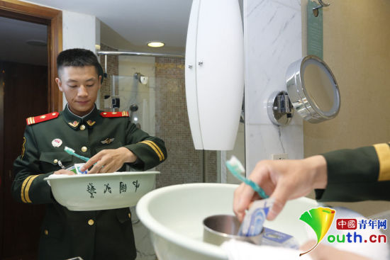駐守APEC駐地中國大飯店的武警官兵將自己平時(shí)使用的臉盆、毛巾等帶到酒店房間。