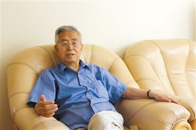 楊維駿 歷任云南省政協(xié)副主席等職。89歲高齡的楊維駿為12名失地農(nóng)民代表開道，到云南省政協(xié)反映問題。