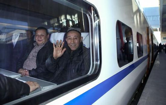11月16日，旅客乘坐從烏魯木齊南站首發(fā)的D8602次列車。