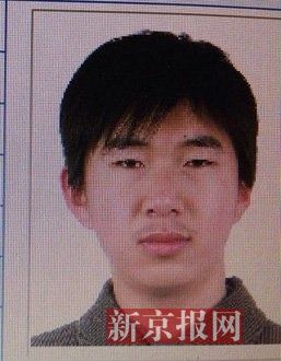 犯罪嫌疑人李小龍，27歲，唐山樂亭人。村干部說李小龍經(jīng)常把自己關(guān)在家里