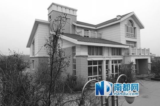　馬超群在赤土山村村委會旁的別墅，就是以“自來水維護(hù)站”的名義拿的地。