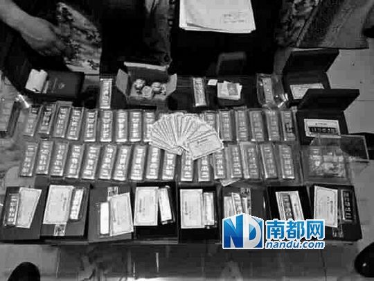 　馬超群家中金條清點(diǎn)現(xiàn)場。