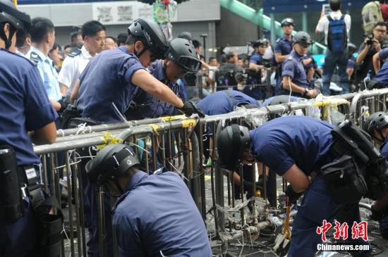 11月26日，香港法庭執(zhí)達主任在旺角彌敦道執(zhí)行禁制令，清除非法障礙物，后因受阻而要求警方協(xié)助執(zhí)行。