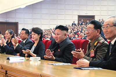　5月19日，金正恩和夫人李雪主觀看演出，金與正（左一）坐在金正恩右邊第三個位置。