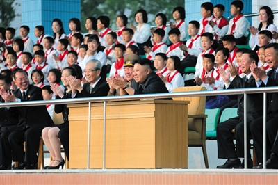 5月2日，金正恩與金與正（前排左二）一起觀看比賽。