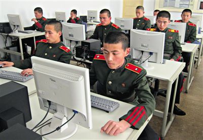 2013年4月18日，朝鮮平壤，士兵學(xué)習(xí)使用電腦。
