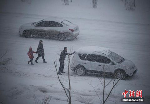 12月8日，經(jīng)過(guò)一夜降雪，烏魯木齊已是皚皚白雪一片。（圖片來(lái)源于中新網(wǎng)）