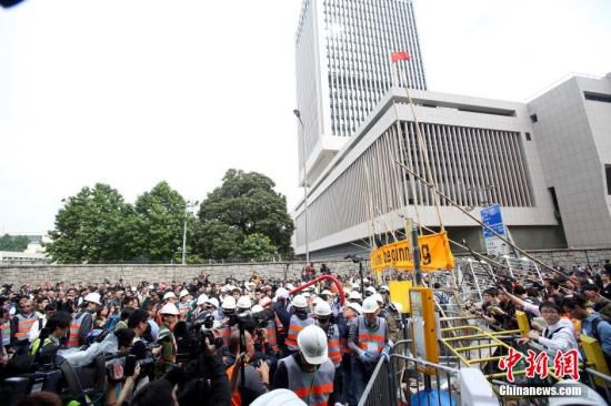 12月11日上午，香港非法“占領(lǐng)區(qū)”清除障礙物。