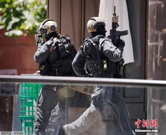目前咖啡館已經(jīng)關(guān)閉，警方，包括全副武裝的特警隊(duì)已經(jīng)將咖啡館包圍。