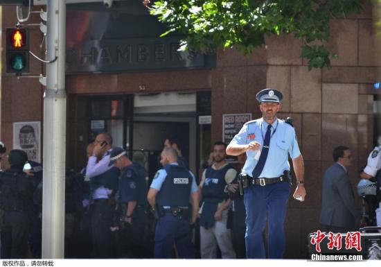 發(fā)生人質劫持的咖啡屋位于馬丁廣場，是悉尼市最為繁忙的中央商業(yè)區(qū)。