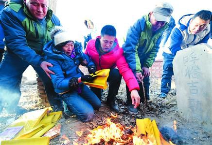 昨日，呼格吉勒圖的父母揣著無罪判決書的復(fù)印件來到兒子墳前祭奠。　/新華社