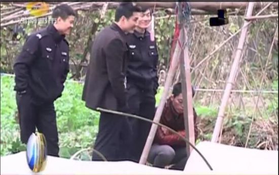一個(gè)見(jiàn)習(xí)警官，一個(gè)二級(jí)警司，和一個(gè)便衣人員站在菜地里笑。