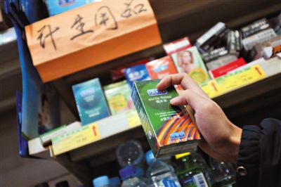 清苑路“世紀(jì)華聯(lián)超市清友園店”的貨架上，擺放著購(gòu)自網(wǎng)店的“高仿”避孕套。