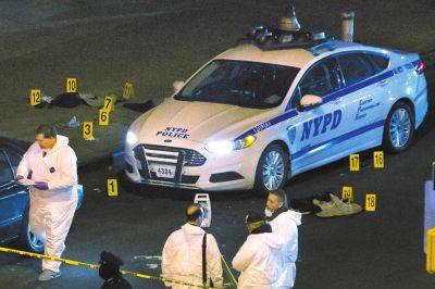 美國(guó)紐約兩名警察20日在巡邏車內(nèi)突遭槍擊身亡。紐約警察局長(zhǎng)威廉·布拉頓說(shuō)，槍手行兇后跑入附近一座地鐵站飲彈自盡，沒(méi)有跡象顯示這起血案與恐怖主義有關(guān)聯(lián)。