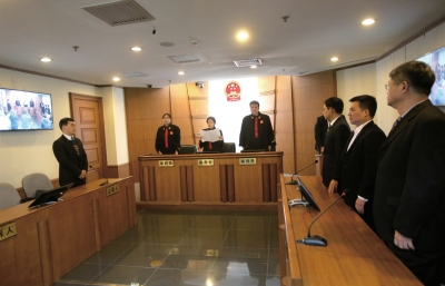 昨日，鄒恒甫及北大有關(guān)負(fù)責(zé)人并未到庭，圖為法官正在進(jìn)行宣判。