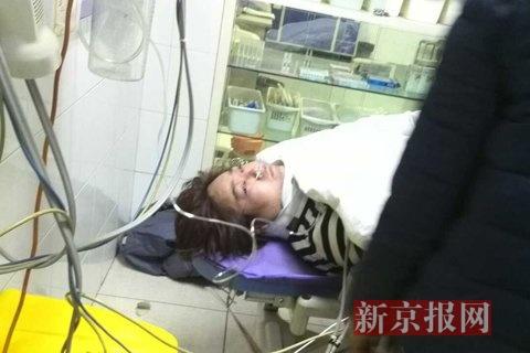正在306醫(yī)院接受搶救的傷者。新京報記者 孔曉琦 攝