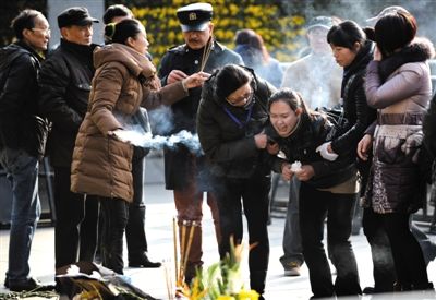 昨日，上海，外灘踩踏事件遇難者家屬來到事發(fā)地獻花祭奠。