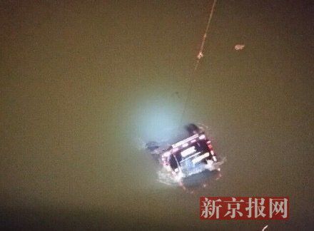 運鈔車打撈現(xiàn)場。