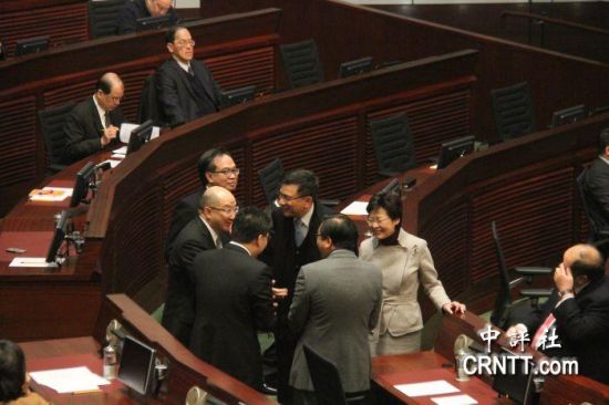 答問大會之前，港府司局長等高官聚談（中評社 鄧冠英攝）