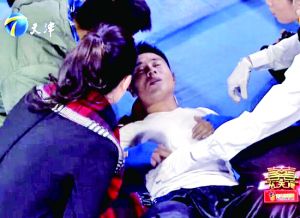 天津衛(wèi)視一檔明星真人秀娛樂節(jié)目中，海南省武術(shù)協(xié)會副秘書長楊成章被打倒在地，表情痛苦。