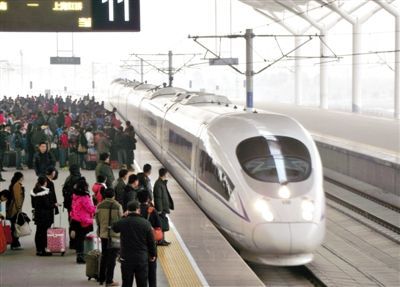 　2014年1月3日，江蘇徐州，旅客在等候乘坐京滬高鐵和諧號(hào)動(dòng)車組列車。圖/CFP