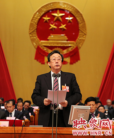 在表決通過各項決議后，省委書記、省人大常委會主任郭庚茂作出講話