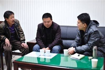 1月7日，陜西省榆林市，國家信訪局第五督查組成員王治鐸（右一）與兩名信訪人約談。 楊凱 攝