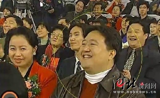 該名男子連續(xù)多年在春節(jié)晚會(huì)中出現(xiàn)，被網(wǎng)友稱為“十年最牛笑臉哥”。