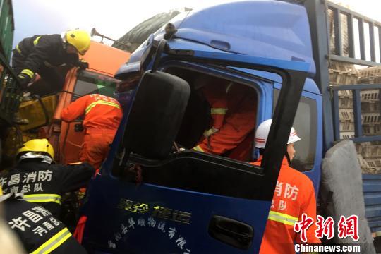 圖為21日，蘭南高速河南段21輛汽車發(fā)生連環(huán)相撞事故，消防人員對(duì)被困傷員進(jìn)行緊急救援?！」啤z