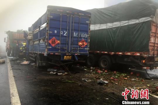 圖為21日，蘭南高速河南段車禍?zhǔn)鹿尸F(xiàn)場(chǎng)一片狼藉。　郭浩　攝