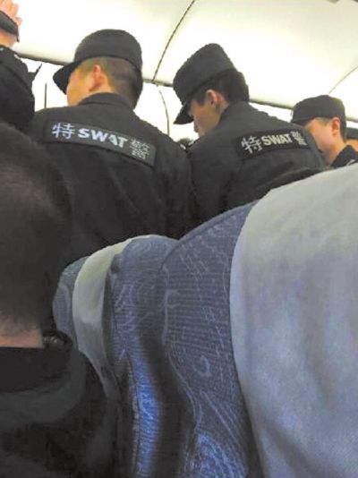 特警登機(jī)處理。
