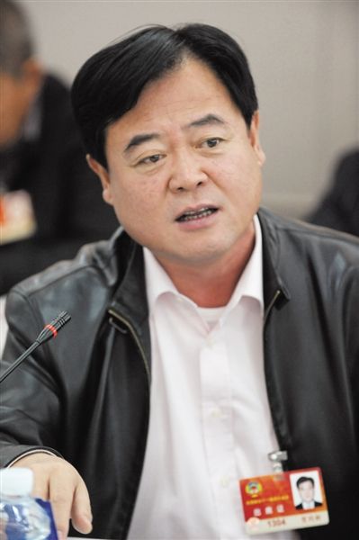 　政協(xié)委員、中國(guó)通用技術(shù)集團(tuán)董事長(zhǎng)賀同新稱，按照2014年的數(shù)字，他的薪水下降了近50%。圖/CFP