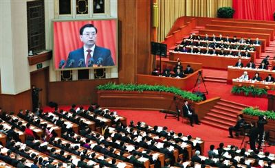 十二屆全國人大三次會議舉行第二次全體會議，全國人大常委會委員長張德江作全國人大常委會工作報(bào)告。