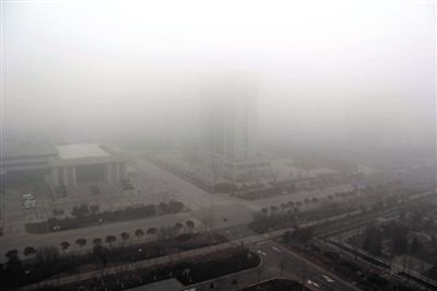 昨日，連云港市贛榆區(qū)14層高樓上拍攝的大霧天氣。當日，江蘇省多地出現(xiàn)大霧天氣。新華社發(fā)