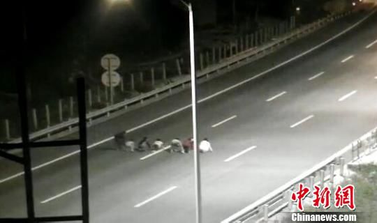 孩子們將高速公路當(dāng)成跑道賽跑。　警方供圖　攝
