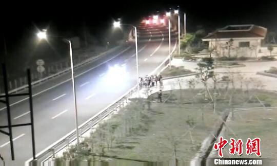 看到車輛經(jīng)過，孩子們便急忙跑到一旁的花圃上。　警方供圖　攝
