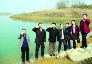 活動(dòng)儀式現(xiàn)場，一眾人舀起漳河水直接喝下