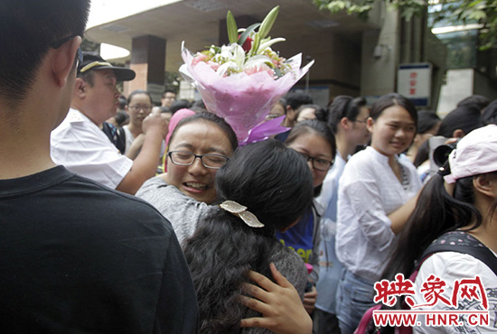 沖向你，給你一個深情的擁抱。