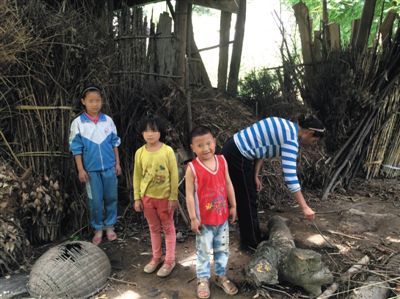 羅梅和她的三個(gè)孩子。中間兩個(gè)孩子為羅梅夫婦在逃亡途中所生。新京報(bào)記者 蕭輝 攝